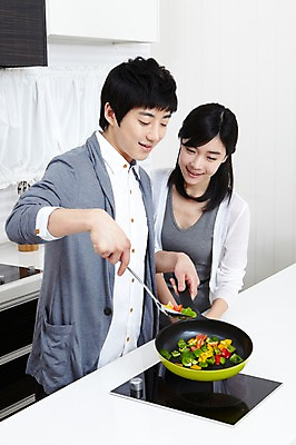 포토 JPG 학생 라이프스타일 커플 여자 남자 음식 대학생 포즈 모션 주방용품 대학생라이프 실내 요리 서기 미소 웃음 사람 동양인 손짓 상반신 20대 성인 두명 라이프 앞모습 인테리어 주방 캠퍼스라이프 다정 한국인 프라이팬 카디건 캠퍼스커플 요리중 청년만 성인만 국내포토 디자인 뷰포인트 생활용품 컨셉 관계 표정 인종 청년 내부 생활 외투 파일형식