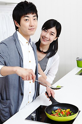 포토 JPG 학생 라이프스타일 커플 여자 남자 음식 대학생 포즈 모션 주방용품 대학생라이프 실내 요리 서기 미소 웃음 사람 동양인 손짓 상반신 20대 성인 두명 라이프 앞모습 인테리어 주방 캠퍼스라이프 다정 한국인 프라이팬 카디건 캠퍼스커플 요리중 청년만 성인만 국내포토 디자인 뷰포인트 생활용품 컨셉 관계 표정 인종 청년 내부 생활 외투 파일형식