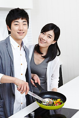 포토 JPG 학생 라이프스타일 커플 여자 남자 음식 대학생 포즈 모션 주방용품 대학생라이프 실내 요리 서기 미소 웃음 사람 동양인 손짓 상반신 20대 성인 두명 라이프 앞모습 인테리어 주방 캠퍼스라이프 다정 한국인 프라이팬 카디건 캠퍼스커플 요리중 청년만 성인만 국내포토 디자인 뷰포인트 생활용품 컨셉 관계 표정 인종 청년 내부 생활 외투 파일형식