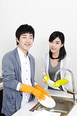 포토 JPG 학생 라이프스타일 그릇 접시 커플 여자 남자 대학생 포즈 장난 모션 대학생라이프 실내 서기 미소 웃음 사람 동양인 손짓 상반신 20대 성인 두명 라이프 앞모습 인테리어 주방 캠퍼스라이프 다정 거품 한국인 설거지 카디건 개수대 싱크대 캠퍼스커플 고무장갑 청년만 성인만 국내포토 식기 디자인 뷰포인트 장갑 컨셉 가사 관계 표정 인종 청년 내부 생활 외투 고무 파일형식