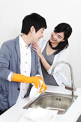 포토 JPG 학생 라이프스타일 그릇 접시 커플 여자 남자 대학생 포즈 장난 모션 대학생라이프 실내 서기 미소 웃음 사람 동양인 손짓 상반신 20대 성인 두명 라이프 앞모습 인테리어 주방 캠퍼스라이프 다정 거품 한국인 설거지 카디건 개수대 싱크대 캠퍼스커플 고무장갑 청년만 성인만 국내포토 식기 디자인 뷰포인트 장갑 컨셉 가사 관계 표정 인종 청년 내부 생활 외투 고무 파일형식