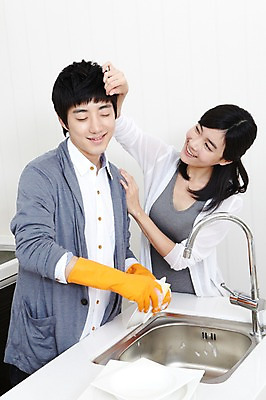 포토 JPG 학생 라이프스타일 그릇 접시 커플 여자 남자 대학생 포즈 장난 모션 대학생라이프 실내 서기 미소 웃음 사람 동양인 손짓 상반신 20대 성인 두명 라이프 앞모습 인테리어 주방 캠퍼스라이프 다정 거품 한국인 설거지 카디건 개수대 싱크대 캠퍼스커플 고무장갑 청년만 성인만 국내포토 식기 디자인 뷰포인트 장갑 컨셉 가사 관계 표정 인종 청년 내부 생활 외투 고무 파일형식