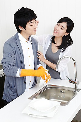 포토 JPG 학생 라이프스타일 그릇 접시 커플 여자 남자 대학생 포즈 장난 모션 대학생라이프 실내 서기 미소 웃음 사람 동양인 손짓 상반신 20대 성인 두명 라이프 앞모습 인테리어 주방 캠퍼스라이프 다정 거품 한국인 설거지 카디건 개수대 싱크대 캠퍼스커플 고무장갑 청년만 성인만 국내포토 식기 디자인 뷰포인트 장갑 컨셉 가사 관계 표정 인종 청년 내부 생활 외투 고무 파일형식