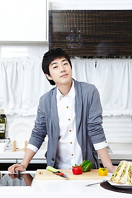 포토 JPG 학생 라이프스타일 그릇 접시 남자 음식 대학생 포즈 포크 셔츠 식재료 피망 대학생라이프 파프리카 도마 쟁반 실내 샌드위치 한명 서기 사람 동양인 손짓 상반신 20대 성인 라이프 앞모습 인테리어 주방 캠퍼스라이프 한국인 붓기 칼 카디건 남자만 남자한명만 성인남자만 청년만 청년남자만 청년남자한명만 성인한명만 성인남자한명만 성인만 국내포토 1 식기 디자인 뷰포인트 상의 채소 모션 주방용품 인종 청년 내부 생활 외투 파일형식