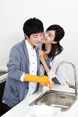 포토 JPG 학생 라이프스타일 그릇 접시 커플 여자 남자 대학생 포즈 모션 대학생라이프 키스 실내 서기 미소 웃음 사람 동양인 손짓 상반신 20대 성인 두명 라이프 앞모습 인테리어 주방 캠퍼스라이프 다정 거품 한국인 설거지 카디건 개수대 싱크대 캠퍼스커플 고무장갑 청년만 성인만 국내포토 식기 디자인 뷰포인트 장갑 컨셉 가사 관계 표정 인종 청년 내부 생활 외투 애정표현 고무 파일형식