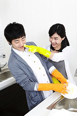 포토 JPG 학생 라이프스타일 그릇 접시 커플 여자 남자 대학생 포즈 장난 대학생라이프 실내 서기 웃음 사람 동양인 손짓 상반신 20대 성인 두명 라이프 앞모습 인테리어 주방 캠퍼스라이프 다정 거품 한국인 설거지 카디건 개수대 싱크대 캠퍼스커플 고무장갑 성인만 국내포토 식기 디자인 뷰포인트 장갑 컨셉 가사 관계 모션 표정 인종 청년 내부 생활 외투 고무 파일형식