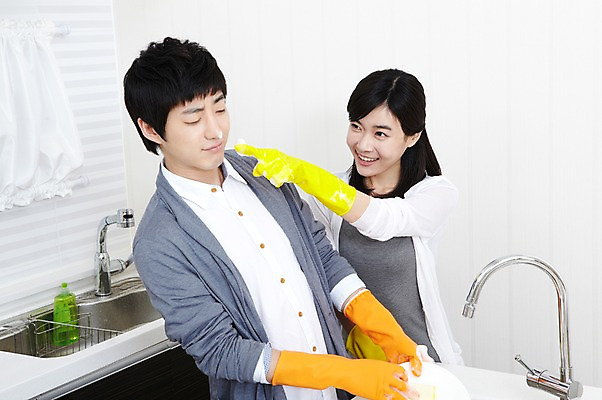 포토 JPG 학생 라이프스타일 커플 여자 남자 대학생 포즈 장난 모션 대학생라이프 실내 서기 미소 웃음 사람 동양인 손짓 상반신 20대 성인 두명 라이프 앞모습 인테리어 주방 캠퍼스라이프 다정 거품 한국인 설거지 카디건 개수대 싱크대 캠퍼스커플 고무장갑 청년만 성인만 국내포토 디자인 뷰포인트 장갑 컨셉 가사 관계 표정 인종 청년 내부 생활 외투 고무 파일형식