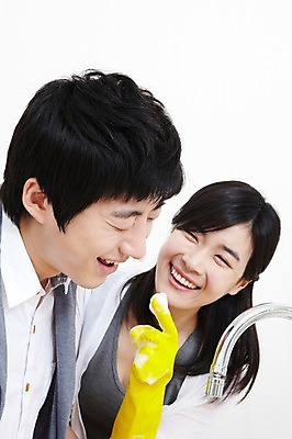 포토 JPG 학생 라이프스타일 커플 여자 남자 대학생 포즈 장난 모션 대학생라이프 실내 서기 미소 웃음 사람 동양인 손짓 상반신 20대 성인 두명 라이프 앞모습 인테리어 주방 캠퍼스라이프 다정 거품 한국인 설거지 카디건 캠퍼스커플 고무장갑 청년만 성인만 국내포토 디자인 뷰포인트 장갑 컨셉 가사 관계 표정 인종 청년 내부 생활 외투 고무 파일형식