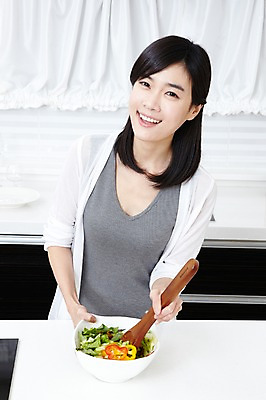 포토 JPG 학생 라이프스타일 그릇 접시 여자 대학생 포즈 채소 식재료 모션 주방용품 피망 대학생라이프 파프리카 실내 요리 한명 서기 미소 웃음 사람 동양인 손짓 상반신 20대 성인 라이프 앞모습 인테리어 주방 캠퍼스라이프 한국인 카디건 요리중 여자만 여자한명만 성인여자만 청년만 청년여자만 성인한명만 청년여자한명만 성인여자한명만 성인만 국내포토 1 식기 디자인 뷰포인트 생활용품 표정 인종 청년 내부 생활 외투 파일형식