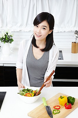 포토 JPG 학생 라이프스타일 그릇 접시 여자 대학생 포즈 채소 식재료 주방용품 피망 대학생라이프 파프리카 도마 실내 요리 한명 서기 웃음 사람 동양인 손짓 상반신 20대 성인 라이프 앞모습 인테리어 주방 캠퍼스라이프 꽃병 한국인 칼 카디건 요리중 여자만 여자한명만 성인여자만 청년만 청년여자만 성인한명만 청년여자한명만 성인여자한명만 성인만 국내포토 1 식기 디자인 꽃 뷰포인트 생활용품 모션 표정 인종 청년 내부 생활 외투 파일형식