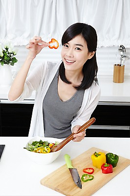포토 JPG 학생 라이프스타일 그릇 접시 여자 대학생 포즈 채소 식재료 주방용품 피망 대학생라이프 파프리카 도마 실내 요리 한명 서기 웃음 사람 동양인 손짓 상반신 20대 성인 라이프 앞모습 인테리어 주방 캠퍼스라이프 꽃병 한국인 칼 카디건 요리중 여자만 여자한명만 성인여자만 청년만 청년여자만 성인한명만 청년여자한명만 성인여자한명만 성인만 국내포토 1 식기 디자인 꽃 뷰포인트 생활용품 모션 표정 인종 청년 내부 생활 외투 파일형식
