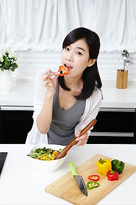 포토 JPG 학생 라이프스타일 그릇 접시 여자 대학생 포즈 채소 식재료 주방용품 피망 대학생라이프 파프리카 도마 실내 요리 한명 서기 웃음 사람 동양인 손짓 상반신 20대 성인 라이프 앞모습 인테리어 주방 캠퍼스라이프 꽃병 한국인 칼 먹기 카디건 요리중 여자만 여자한명만 성인여자만 청년만 청년여자만 성인한명만 청년여자한명만 성인여자한명만 성인만 국내포토 1 식기 디자인 꽃 뷰포인트 생활용품 모션 표정 인종 청년 내부 생활 외투 파일형식