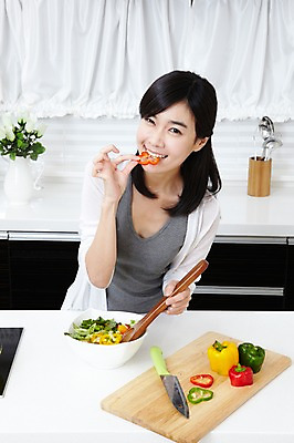 포토 JPG 학생 라이프스타일 그릇 접시 여자 대학생 포즈 채소 식재료 주방용품 피망 대학생라이프 파프리카 도마 실내 요리 한명 서기 웃음 사람 동양인 손짓 상반신 20대 성인 라이프 앞모습 인테리어 주방 캠퍼스라이프 꽃병 한국인 칼 먹기 카디건 요리중 여자만 여자한명만 성인여자만 청년만 청년여자만 성인한명만 청년여자한명만 성인여자한명만 성인만 국내포토 1 식기 디자인 꽃 뷰포인트 생활용품 모션 표정 인종 청년 내부 생활 외투 파일형식