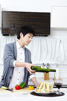 포토 JPG 학생 라이프스타일 그릇 접시 남자 음식 대학생 포즈 포크 셔츠 와인잔 식재료 피망 대학생라이프 파프리카 도마 쟁반 실내 샌드위치 한명 서기 들기 사람 동양인 손짓 상반신 20대 성인 라이프 앞모습 인테리어 주방 와인 캠퍼스라이프 한국인 알코올 붓기 칼 과실주 카디건 와인병 남자만 남자한명만 성인남자만 청년만 청년남자만 청년남자한명만 성인한명만 성인남자한명만 성인만 혼족 국내포토 1 식기 디자인 뷰포인트 상의 채소 술잔 모션 주방용품 병_용기 주류 인종 청년 내부 생활 외투 싱글라이프 파일형식