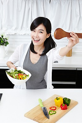 포토 JPG 학생 라이프스타일 그릇 접시 여자 대학생 포즈 채소 주방용품 피망 대학생라이프 파프리카 도마 실내 요리 한명 서기 웃음 들기 사람 동양인 손짓 상반신 20대 성인 라이프 앞모습 인테리어 주방 캠퍼스라이프 한국인 프라이팬 칼 카디건 주기 요리중 여자만 여자한명만 성인여자만 청년만 청년여자만 성인한명만 청년여자한명만 성인여자한명만 성인만 국내포토 1 식기 디자인 뷰포인트 생활용품 모션 표정 인종 청년 내부 생활 외투 파일형식