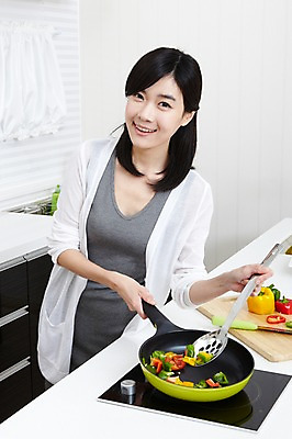 포토 JPG 학생 라이프스타일 그릇 접시 여자 대학생 포즈 식재료 주방용품 피망 대학생라이프 파프리카 도마 실내 요리 한명 서기 웃음 사람 동양인 손짓 상반신 20대 성인 라이프 앞모습 인테리어 주방 캠퍼스라이프 한국인 프라이팬 칼 카디건 요리중 여자만 여자한명만 성인여자만 청년만 청년여자만 성인한명만 청년여자한명만 성인여자한명만 성인만 국내포토 1 식기 디자인 뷰포인트 생활용품 채소 모션 표정 인종 청년 내부 생활 외투 파일형식