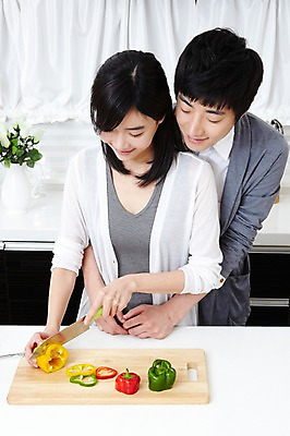 포토 JPG 학생 라이프스타일 그릇 접시 커플 여자 남자 음식 대학생 포즈 채소 안기 포옹 주방용품 단면 피망 대학생라이프 파프리카 도마 실내 요리 서기 웃음 사람 동양인 손짓 상반신 20대 성인 두명 라이프 앞모습 인테리어 주방 캠퍼스라이프 꽃병 다정 한국인 칼 자르기 카디건 캠퍼스커플 요리중 청년만 성인만 국내포토 식기 디자인 꽃 뷰포인트 생활용품 컨셉 관계 모션 표정 인종 청년 내부 생활 외투 파일형식