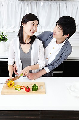 포토 JPG 학생 라이프스타일 그릇 접시 커플 응시 시선 여자 남자 음식 대학생 포즈 채소 안기 포옹 주방용품 피망 대학생라이프 파프리카 도마 실내 요리 서기 웃음 사람 동양인 손짓 상반신 20대 성인 두명 라이프 앞모습 인테리어 마주보기 주방 캠퍼스라이프 꽃병 다정 한국인 칼 카디건 캠퍼스커플 요리중 청년만 성인만 국내포토 식기 디자인 꽃 뷰포인트 생활용품 컨셉 관계 모션 표정 인종 청년 내부 생활 외투 파일형식