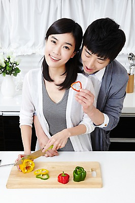 포토 JPG 학생 라이프스타일 그릇 접시 커플 여자 남자 음식 대학생 포즈 채소 안기 포옹 주방용품 피망 대학생라이프 파프리카 도마 실내 요리 서기 웃음 사람 동양인 손짓 상반신 20대 성인 두명 라이프 앞모습 인테리어 주방 캠퍼스라이프 꽃병 다정 한국인 칼 자르기 카디건 캠퍼스커플 요리중 청년만 성인만 국내포토 식기 디자인 꽃 뷰포인트 생활용품 컨셉 관계 모션 표정 인종 청년 내부 생활 외투 파일형식