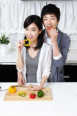 포토 JPG 학생 라이프스타일 그릇 접시 커플 여자 남자 음식 대학생 포즈 셔츠 채소 안기 포옹 주방용품 피망 대학생라이프 파프리카 도마 실내 요리 서기 웃음 사람 동양인 손짓 상반신 20대 성인 두명 라이프 앞모습 인테리어 주방 캠퍼스라이프 꽃병 다정 한국인 칼 카디건 캠퍼스커플 연애 요리중 청년만 성인만 국내포토 식기 디자인 꽃 뷰포인트 생활용품 컨셉 상의 관계 모션 표정 인종 청년 내부 생활 외투 파일형식