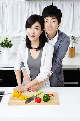 포토 JPG 학생 라이프스타일 그릇 접시 커플 여자 남자 음식 대학생 포즈 채소 안기 포옹 주방용품 피망 대학생라이프 파프리카 도마 실내 요리 서기 웃음 사람 동양인 손짓 상반신 20대 성인 두명 라이프 앞모습 인테리어 주방 캠퍼스라이프 꽃병 다정 한국인 칼 카디건 캠퍼스커플 요리중 청년만 성인만 국내포토 식기 디자인 꽃 뷰포인트 생활용품 컨셉 관계 모션 표정 인종 청년 내부 생활 외투 파일형식