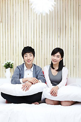 포토 JPG 전신 학생 라이프스타일 커플 원피스 여자 남자 대학생 포즈 쿠션 베개 모션 대학생라이프 조명 실내 사랑 미소 웃음 사람 앉기 동양인 손짓 20대 성인 두명 라이프 앞모습 치마 캠퍼스라이프 꽃병 다정 침실 한국인 카디건 오브젝트 캠퍼스커플 청년만 성인만 국내포토 옷 꽃 감정 뷰포인트 컨셉 관계 침구 하의 표정 인종 청년 내부 생활 외투 파일형식