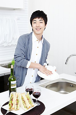 포토 JPG 학생 라이프스타일 그릇 접시 남자 음식 대학생 포즈 포크 셔츠 와인잔 대학생라이프 도마 쟁반 실내 샌드위치 한명 서기 웃음 사람 동양인 손짓 상반신 20대 성인 라이프 앞모습 인테리어 주방 와인 캠퍼스라이프 한국인 알코올 과실주 설거지 카디건 와인병 개수대 싱크대 닦기 남자만 남자한명만 성인남자만 청년만 청년남자만 청년남자한명만 성인한명만 성인남자한명만 성인만 혼족 국내포토 1 식기 디자인 뷰포인트 상의 가사 술잔 모션 주방용품 병_용기 주류 표정 인종 청년 내부 생활 외투 싱글라이프 파일형식