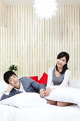 포토 JPG 전신 학생 라이프스타일 커플 원피스 여자 남자 대학생 포즈 쿠션 베개 모션 대학생라이프 조명 실내 사랑 미소 웃음 사람 앉기 동양인 손짓 20대 성인 두명 라이프 앞모습 치마 눕기 캠퍼스라이프 꽃병 다정 침실 한국인 카디건 오브젝트 캠퍼스커플 청년만 성인만 국내포토 옷 꽃 감정 뷰포인트 컨셉 관계 침구 하의 표정 인종 청년 내부 생활 외투 파일형식