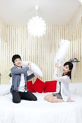 포토 JPG 전신 학생 라이프스타일 커플 원피스 여자 남자 대학생 포즈 쿠션 장난 베개 모션 대학생라이프 실내 사랑 미소 웃음 들기 사람 앉기 동양인 손짓 20대 성인 두명 라이프 앞모습 치마 캠퍼스라이프 꽃병 다정 침실 한국인 카디건 오브젝트 싸움 캠퍼스커플 청년만 성인만 국내포토 옷 꽃 감정 뷰포인트 컨셉 관계 침구 하의 표정 인종 청년 내부 생활 외투 파일형식