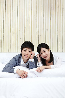 포토 JPG 학생 라이프스타일 커플 원피스 여자 남자 대학생 포즈 베개 모션 대학생라이프 실내 사랑 미소 웃음 사람 동양인 손짓 상반신 20대 성인 두명 라이프 앞모습 치마 눕기 캠퍼스라이프 다정 침실 한국인 침대 카디건 캠퍼스커플 청년만 성인만 국내포토 옷 감정 뷰포인트 가구 컨셉 관계 침구 하의 표정 인종 청년 내부 생활 외투 파일형식