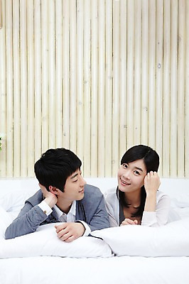 포토 JPG 학생 라이프스타일 커플 원피스 여자 남자 대학생 포즈 모션 대학생라이프 실내 사랑 미소 웃음 사람 동양인 손짓 상반신 20대 성인 두명 라이프 앞모습 치마 눕기 캠퍼스라이프 다정 침실 한국인 침대 카디건 캠퍼스커플 청년만 성인만 국내포토 옷 감정 뷰포인트 가구 컨셉 관계 하의 표정 인종 청년 내부 생활 외투 파일형식