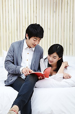 포토 JPG 학생 라이프스타일 커플 응시 원피스 여자 남자 대학생 포즈 모션 대학생라이프 휴식 실내 사랑 미소 웃음 사람 앉기 동양인 손짓 상반신 20대 성인 취미 두명 라이프 앞모습 책 치마 눕기 독서 캠퍼스라이프 다정 침실 한국인 침대 카디건 캠퍼스커플 청년만 성인만 국내포토 시선 옷 감정 뷰포인트 가구 컨셉 관계 하의 표정 인종 청년 내부 생활 외투 파일형식