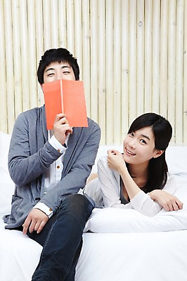 포토 JPG 학생 라이프스타일 커플 원피스 여자 남자 대학생 포즈 모션 대학생라이프 실내 사랑 미소 웃음 사람 앉기 동양인 손짓 상반신 20대 성인 두명 라이프 앞모습 책 치마 눕기 캠퍼스라이프 다정 침실 한국인 침대 카디건 캠퍼스커플 입가림 청년만 성인만 국내포토 옷 감정 뷰포인트 가구 컨셉 관계 하의 표정 인종 청년 내부 생활 외투 가림 파일형식