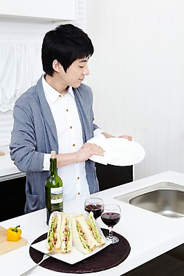 포토 JPG 학생 라이프스타일 그릇 접시 남자 음식 대학생 포즈 포크 셔츠 와인잔 피망 대학생라이프 도마 쟁반 실내 샌드위치 한명 서기 들기 사람 동양인 손짓 상반신 20대 성인 라이프 앞모습 인테리어 주방 와인 캠퍼스라이프 한국인 알코올 과실주 카디건 와인병 개수대 싱크대 닦기 남자만 남자한명만 성인남자만 청년만 청년남자만 청년남자한명만 성인한명만 성인남자한명만 성인만 혼족 국내포토 1 식기 디자인 뷰포인트 상의 채소 술잔 모션 주방용품 병_용기 주류 인종 청년 내부 생활 외투 싱글라이프 파일형식
