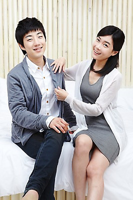 포토 JPG 학생 라이프스타일 커플 여자 남자 대학생 포즈 모션 대학생라이프 실내 사랑 미소 웃음 사람 앉기 동양인 손짓 상반신 20대 성인 두명 라이프 앞모습 캠퍼스라이프 다정 침실 한국인 침대 카디건 캠퍼스커플 청년만 성인만 국내포토 감정 뷰포인트 가구 컨셉 관계 표정 인종 청년 내부 생활 외투 파일형식