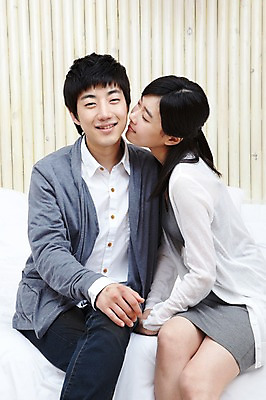 포토 JPG 학생 라이프스타일 커플 여자 남자 대학생 포즈 모션 대학생라이프 키스 실내 사랑 미소 웃음 사람 앉기 동양인 손짓 상반신 20대 성인 두명 라이프 앞모습 캠퍼스라이프 다정 침실 한국인 침대 카디건 캠퍼스커플 청년만 성인만 국내포토 감정 뷰포인트 가구 컨셉 관계 표정 인종 청년 내부 생활 외투 애정표현 파일형식