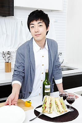 포토 JPG 학생 라이프스타일 그릇 접시 남자 음식 대학생 포즈 포크 셔츠 와인잔 피망 대학생라이프 도마 쟁반 실내 샌드위치 한명 서기 사람 동양인 손짓 상반신 20대 성인 라이프 앞모습 인테리어 주방 와인 캠퍼스라이프 한국인 알코올 과실주 카디건 와인병 남자만 남자한명만 성인남자만 청년만 청년남자만 청년남자한명만 성인한명만 성인남자한명만 성인만 혼족 국내포토 1 식기 디자인 뷰포인트 상의 채소 술잔 모션 주방용품 병_용기 주류 인종 청년 내부 생활 외투 싱글라이프 파일형식