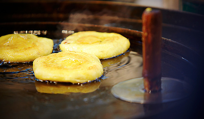 포토 JPG 음식 디저트 사람없음 야외 기름 겨울음식 겨울간식 호떡 호떡누르개 제철음식 국내포토 겨울 주방용품 제철 파일형식