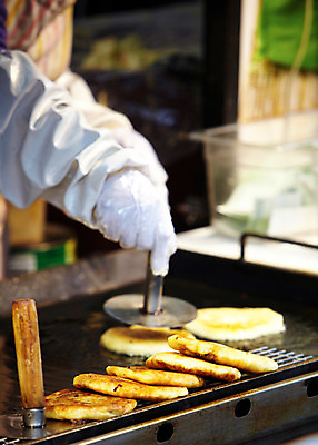 포토 JPG 손 음식 디저트 야외 신체부위 겨울음식 만들기 겨울간식 호떡 호떡누르개 제철음식 국내포토 겨울 모션 주방용품 사람 제철 파일형식