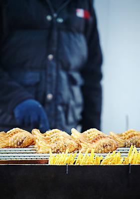 포토 JPG 손 음식 빵 디저트 야외 신체부위 겨울음식 겨울간식 붕어빵 고구마튀김 잉어빵 국내포토 겨울 사람 튀김 파일형식