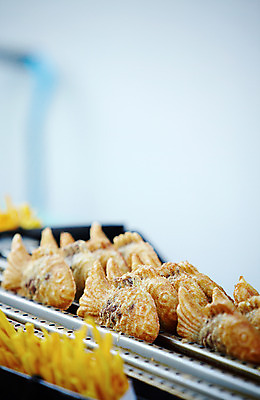 포토 JPG 음식 빵 디저트 사람없음 야외 겨울음식 겨울간식 붕어빵 고구마튀김 잉어빵 국내포토 겨울 튀김 파일형식