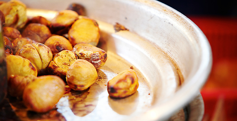 포토 JPG 음식 디저트 사람없음 야외 밤 겨울음식 겨울간식 군밤 제철음식 국내포토 겨울 견과류 밤_견과류 굽기 제철 파일형식