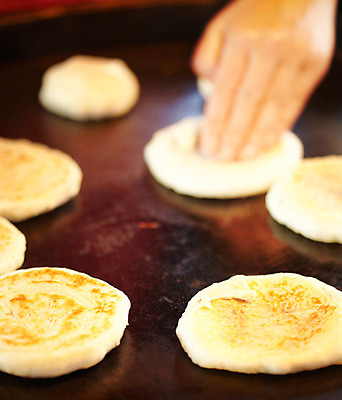 포토 JPG 손 음식 디저트 야외 신체부위 겨울음식 만들기 겨울간식 호떡 제철음식 국내포토 겨울 모션 사람 제철 파일형식