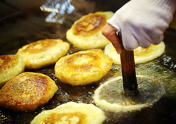 포토 JPG 손 음식 디저트 야외 신체부위 기름 겨울음식 만들기 겨울간식 호떡 호떡누르개 제철음식 국내포토 겨울 모션 주방용품 사람 제철 파일형식