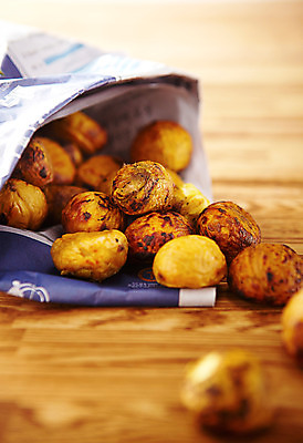 포토 JPG 스튜디오촬영 음식 디저트 봉투 실내 사람없음 신문 밤 겨울음식 겨울간식 군밤 제철음식 국내포토 겨울 내부 간행물 견과류 뉴스 밤_견과류 굽기 제철 파일형식