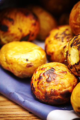 포토 JPG 스튜디오촬영 음식 디저트 실내 사람없음 신문 밤 겨울음식 겨울간식 군밤 제철음식 국내포토 겨울 내부 간행물 견과류 뉴스 밤_견과류 굽기 제철 파일형식