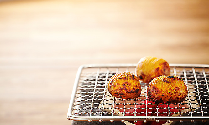 포토 JPG 스튜디오촬영 음식 디저트 실내 사람없음 밤 겨울음식 철판 겨울간식 화로 군밤 제철음식 국내포토 그릇 겨울 내부 견과류 밤_견과류 굽기 제철 파일형식