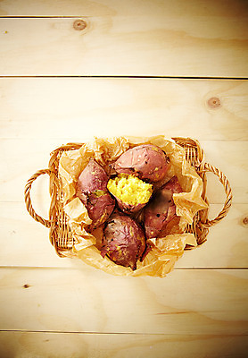 포토 JPG 스튜디오촬영 음식 디저트 실내 사람없음 바구니 겨울음식 고구마 겨울간식 군고구마 제철음식 국내포토 겨울 뿌리채소 내부 구이 제철 파일형식