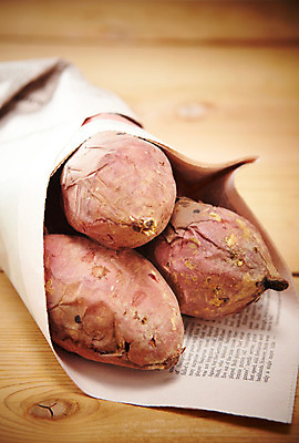 포토 JPG 스튜디오촬영 음식 디저트 실내 사람없음 신문 겨울음식 고구마 겨울간식 군고구마 제철음식 국내포토 겨울 뿌리채소 내부 간행물 뉴스 구이 제철 파일형식