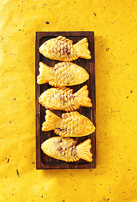 포토 JPG 스튜디오촬영 접시 음식 빵 디저트 쟁반 실내 사람없음 겨울음식 겨울간식 붕어빵 잉어빵 국내포토 식기 겨울 내부 파일형식